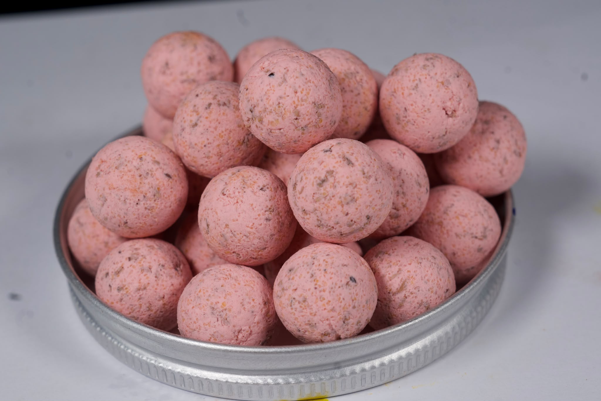 BIO LAB HOOKBAITS WAFTERS KRAKEN 15mm deliver premium attraction engineered for serious carp anglers. These semi-buoyant wafters feature a potent blend of natural flavours and bio-active compounds designed to trigger aggressive feeding responses. The 15mm size works perfectly for method feeder and hair-rigged presentations, keeping your hookbait in the strike zone where it counts. KRAKEN wafters combine complex aromas with proven fish-catching performance across varied water conditions. Crafted with BIO LAB